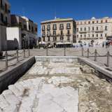 Dopo qualche metro ecco aprirsi sulla pavimentazione un rettangolo che contiene i resti della via Traiana, strada dell�antica Roma che collegava Benevento a Brindisi, toccando anche Bari